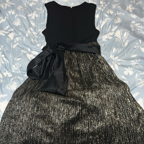 Beautiful fluffy holiday dresss. Size 4 - Picture 4 of 6